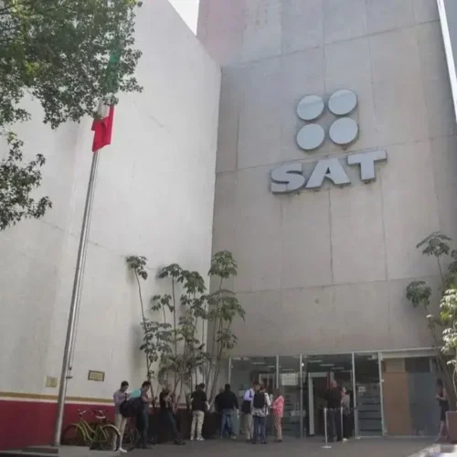 Procesan a dos exaltos funcionarios del SAT por delitos administrativos