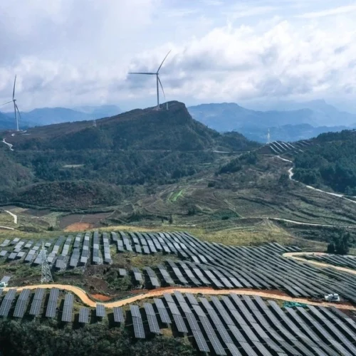 Inauguran en China planta solar ubicada a la mayor altitud en el mundo